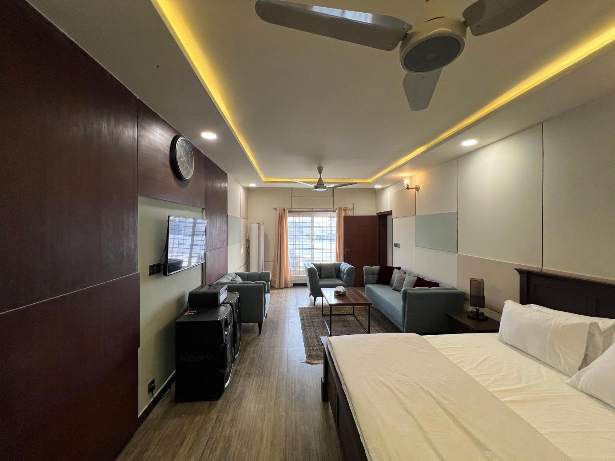 Deluxe King Room In Silverscape Residence Rawalpindi Buitenkant foto
