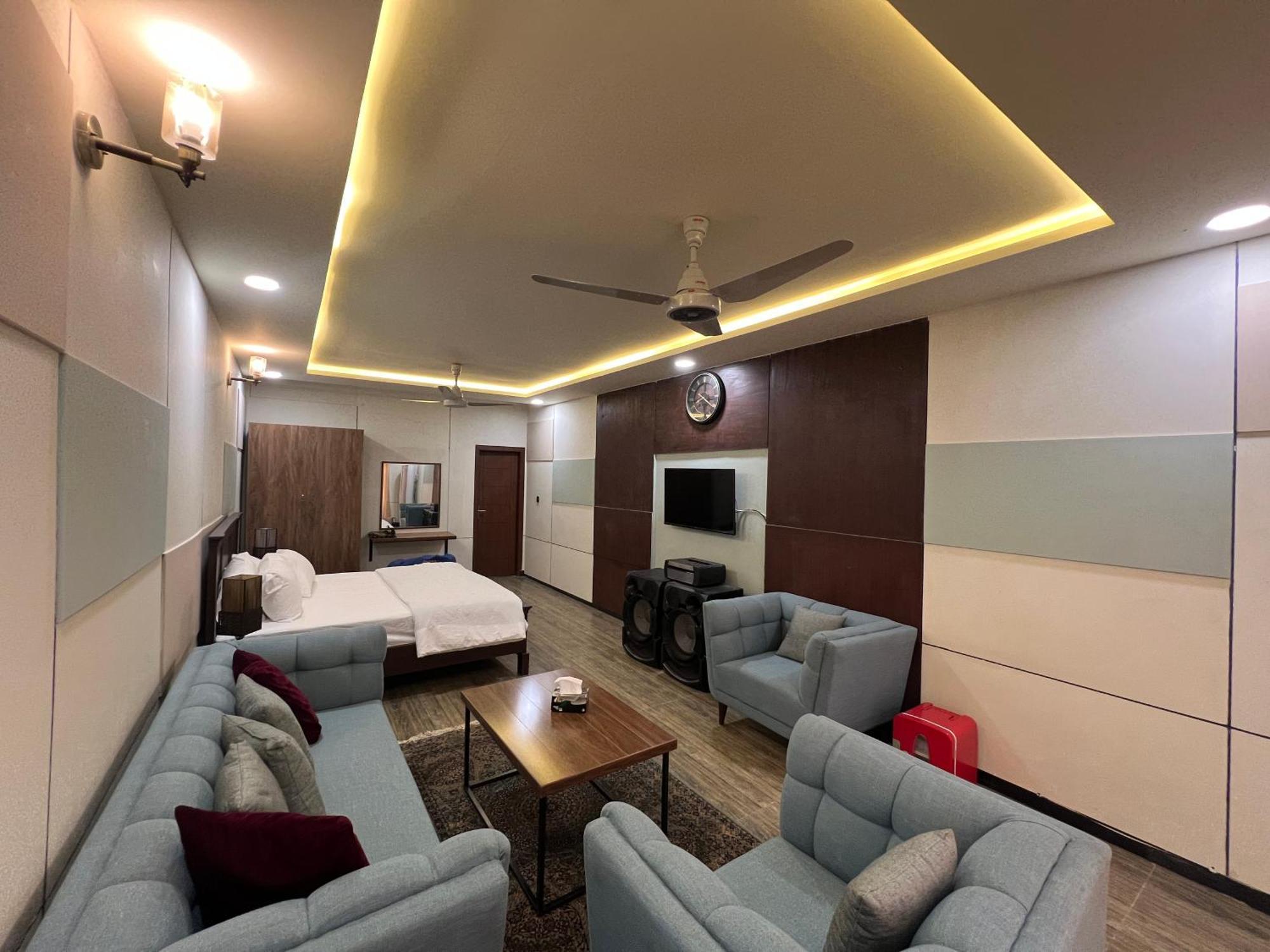Deluxe King Room In Silverscape Residence Rawalpindi Buitenkant foto