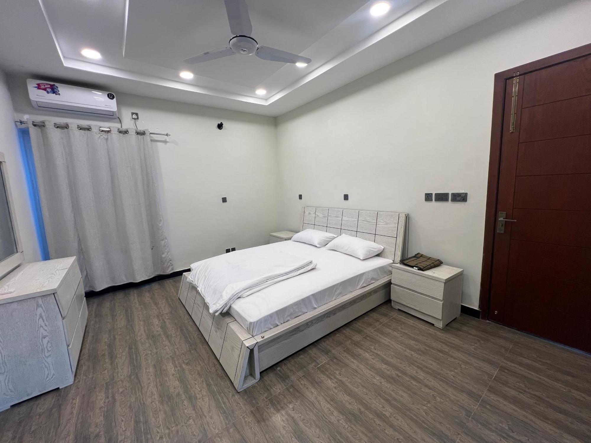 Deluxe King Room In Silverscape Residence Rawalpindi Buitenkant foto