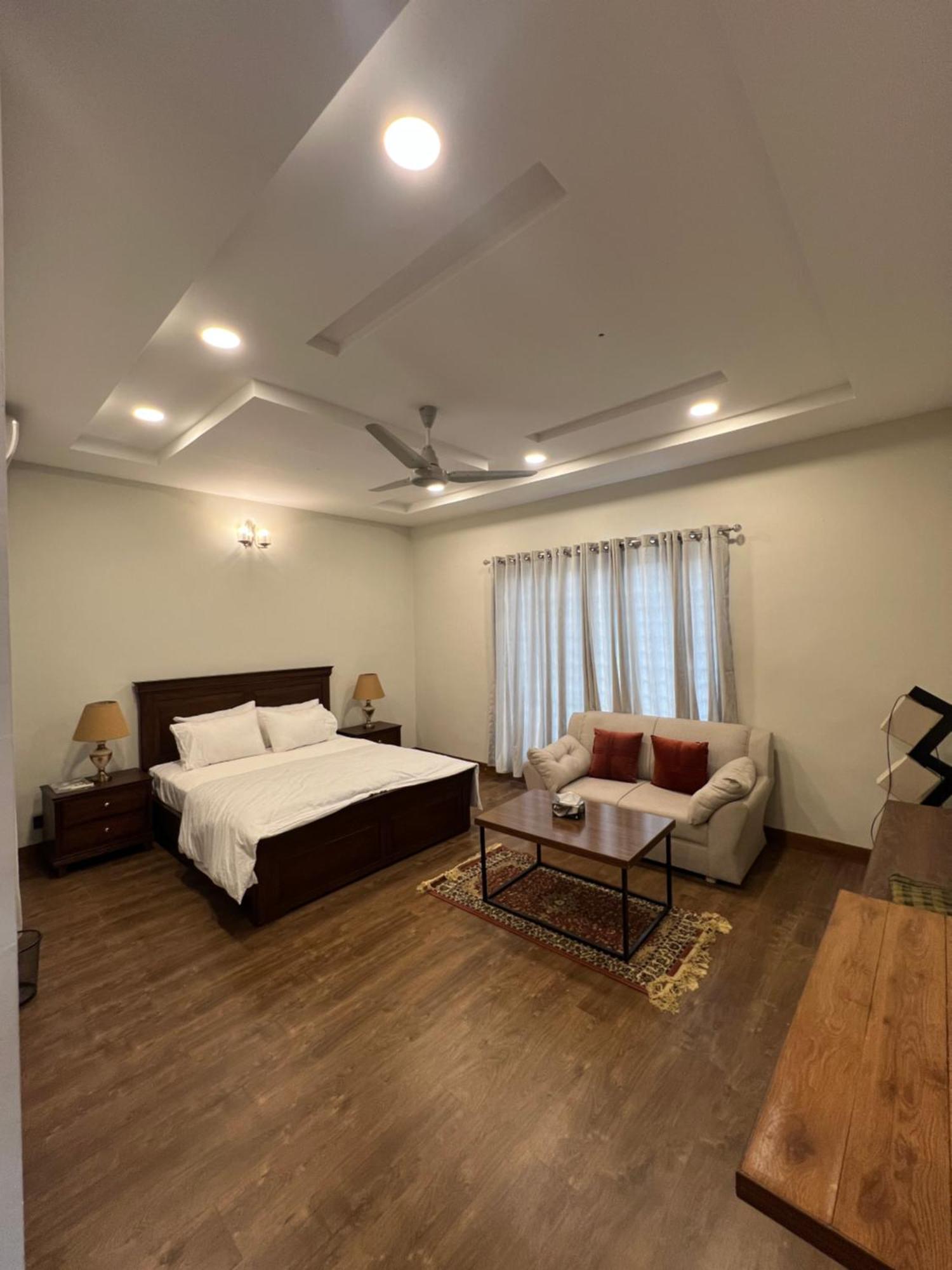 Deluxe King Room In Silverscape Residence Rawalpindi Buitenkant foto
